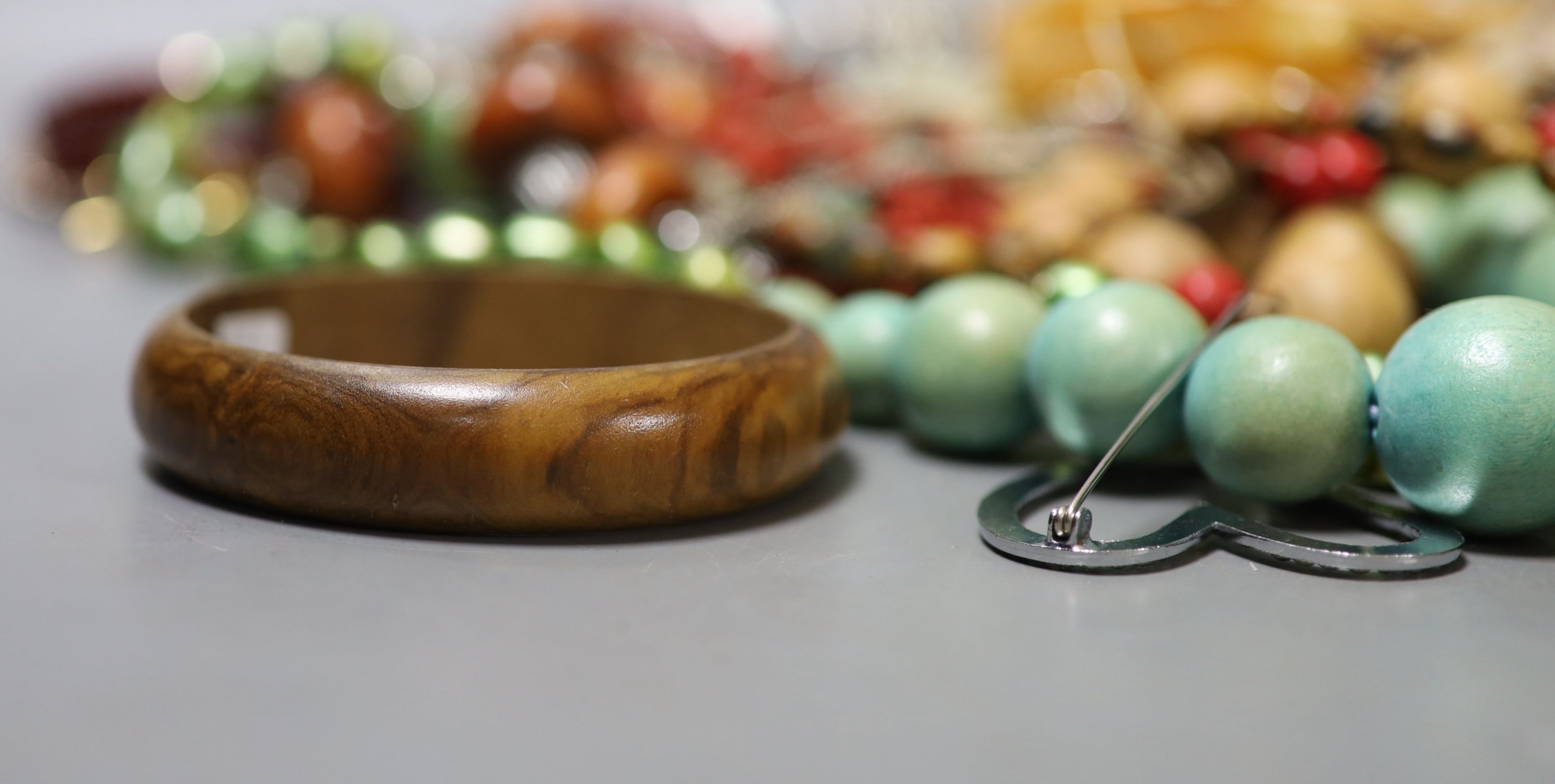 A quantity of assorted costume jewellery.